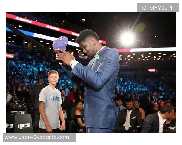 湖人队启程前往凤凰城客场比赛登机照曝光全队士气高涨